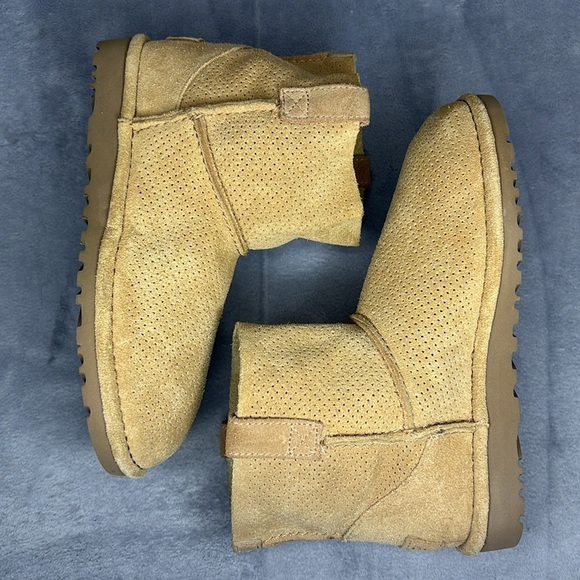 🔥🔥🔥 UGG Women's Classic Unlined Mini Perf Boot Size: 6🔥🔥🔥 - Picture 6 of 11